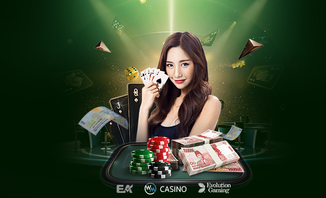 Live Kasino menggunakan dealer kehidupan nyata, kartu, roda roulette, dan peralatan lain untuk memberi pemain pengalaman yang lebih realistis.